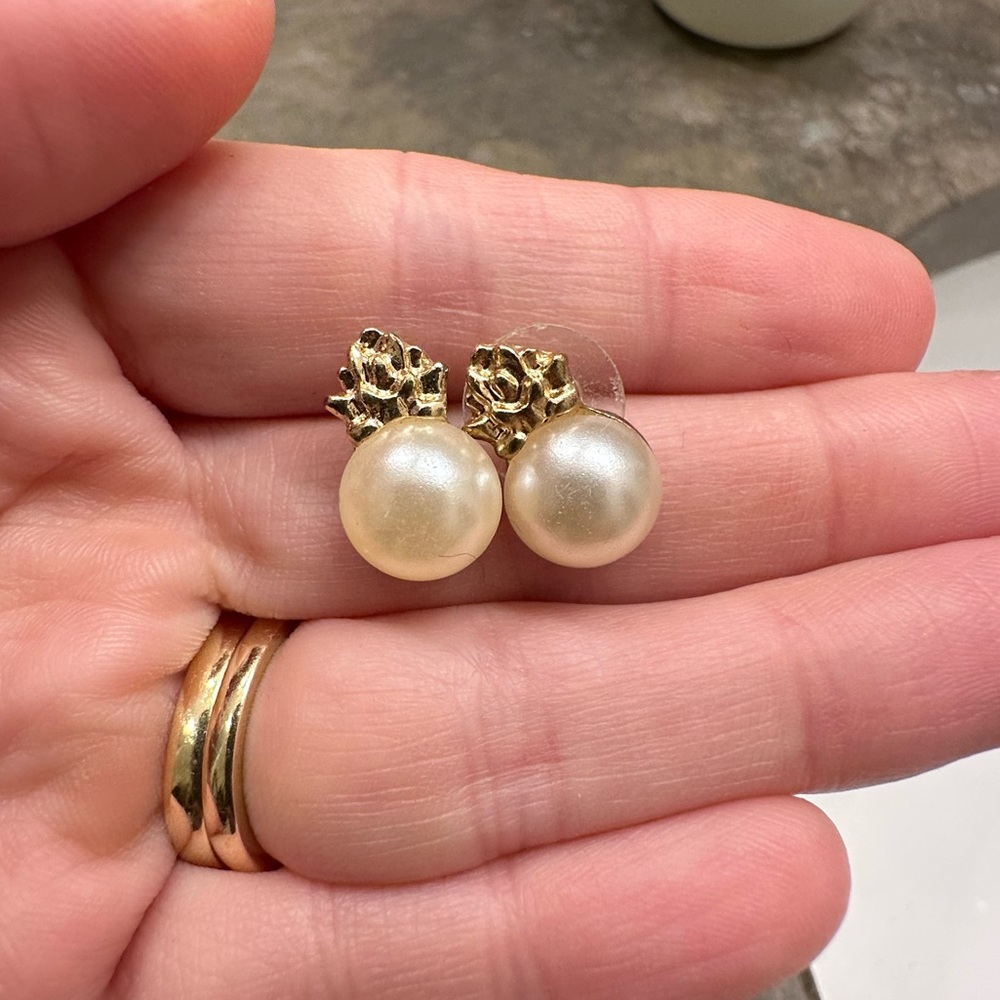 Like New Gold Pineapple Pearl Earrings